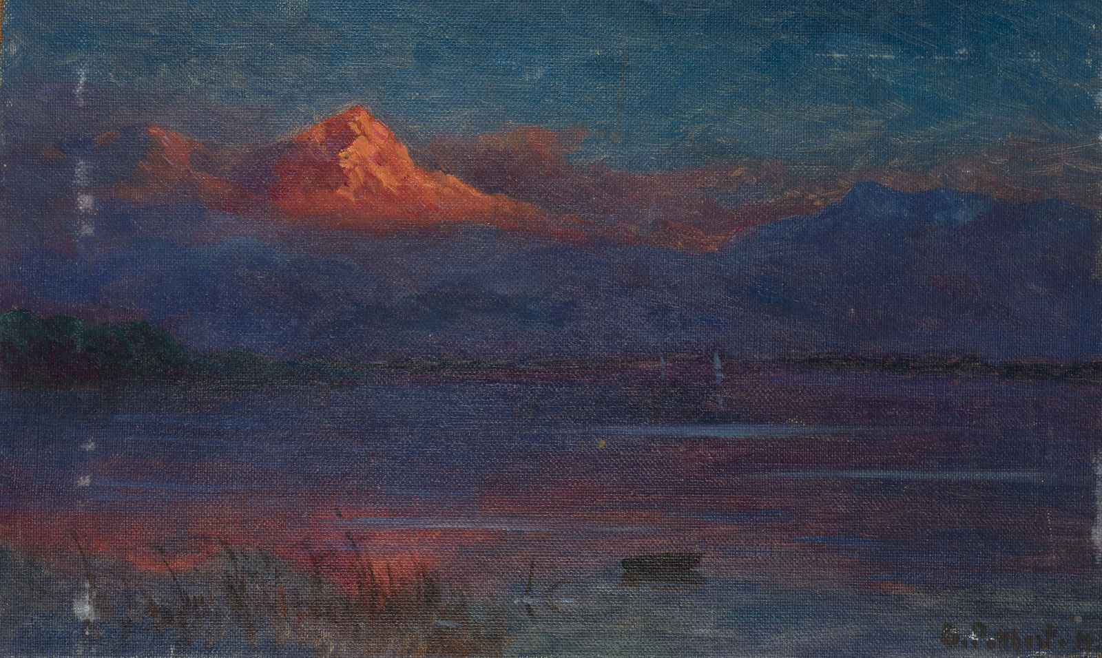 Blick über See mit Abendröte vor Gebirgskulisse