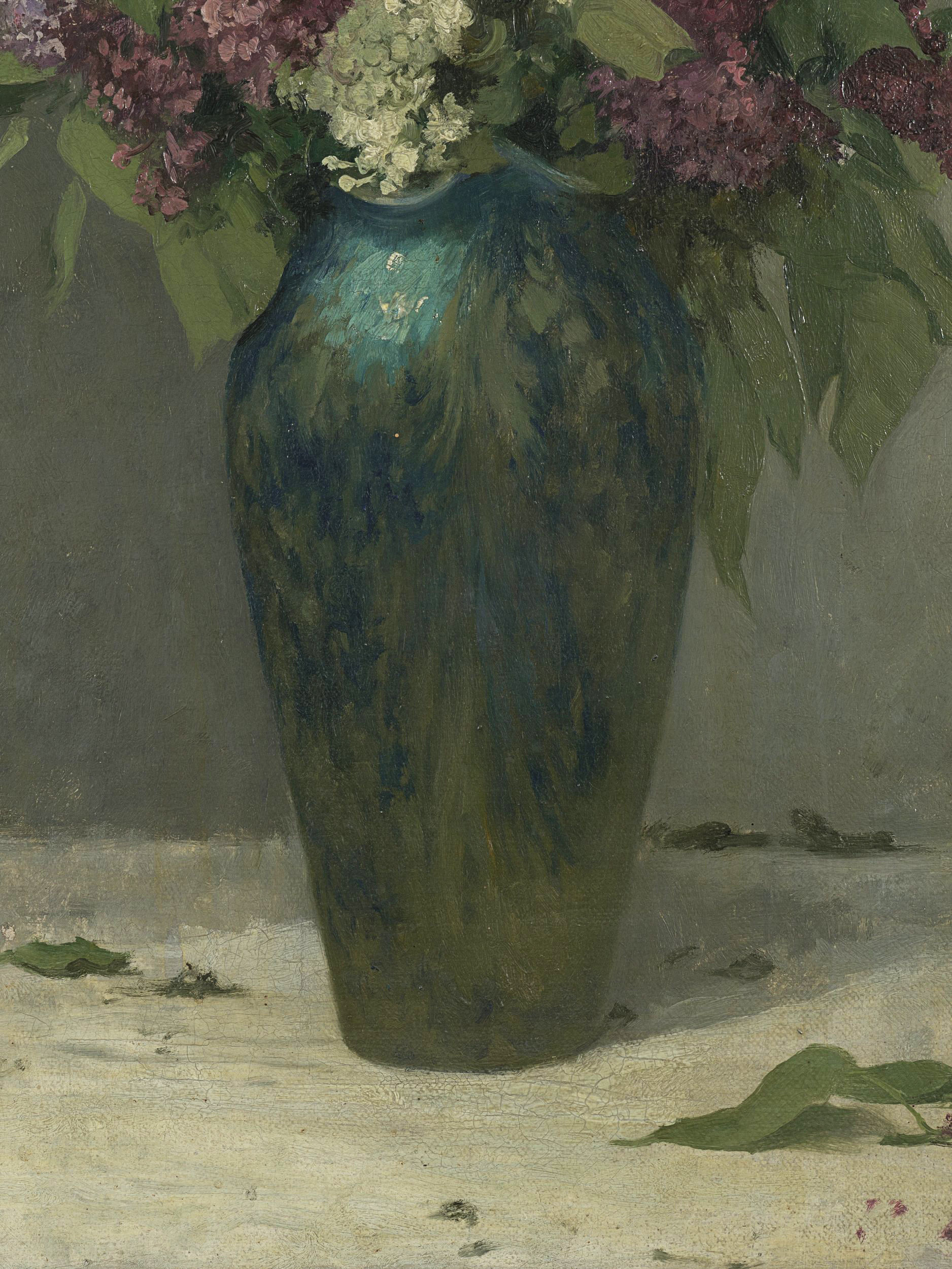 Fliederstrauß in grüner Vase
