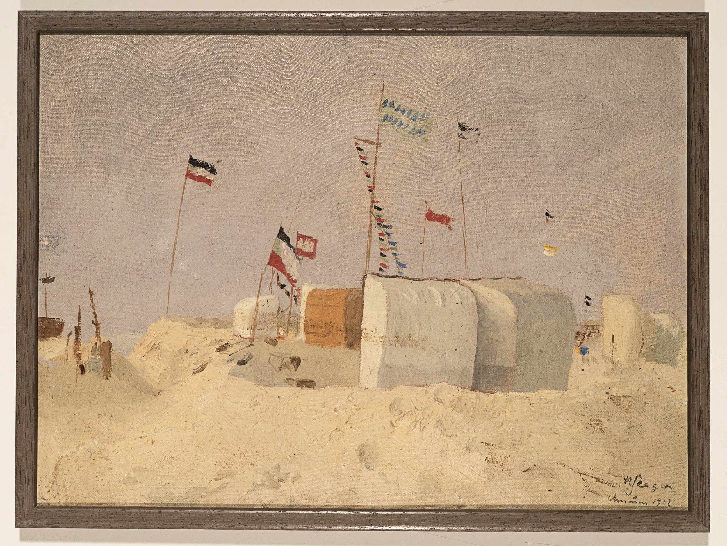 Strandkabinen mit Flaggen auf der Nordseeinsel Amrum