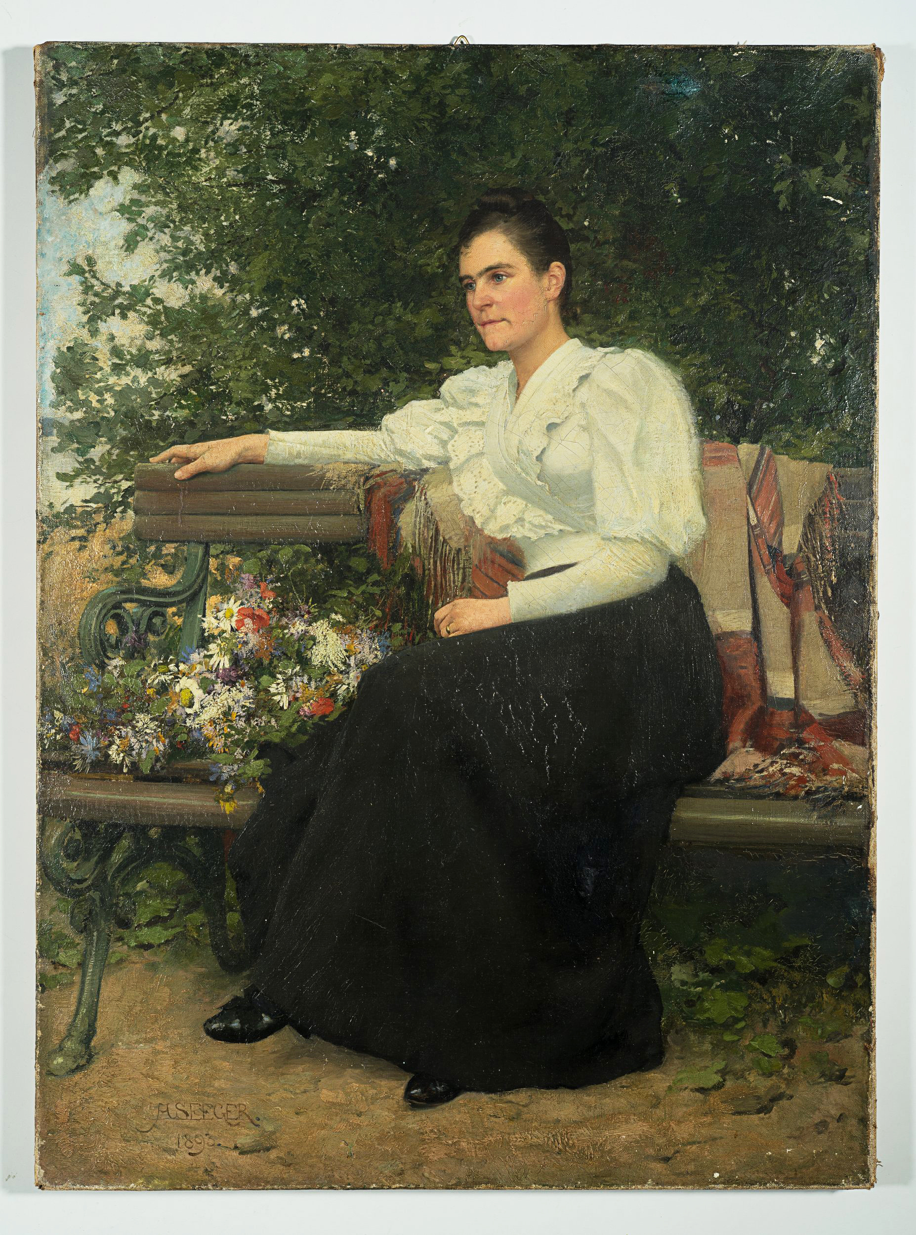 Dame auf Gartenbank
