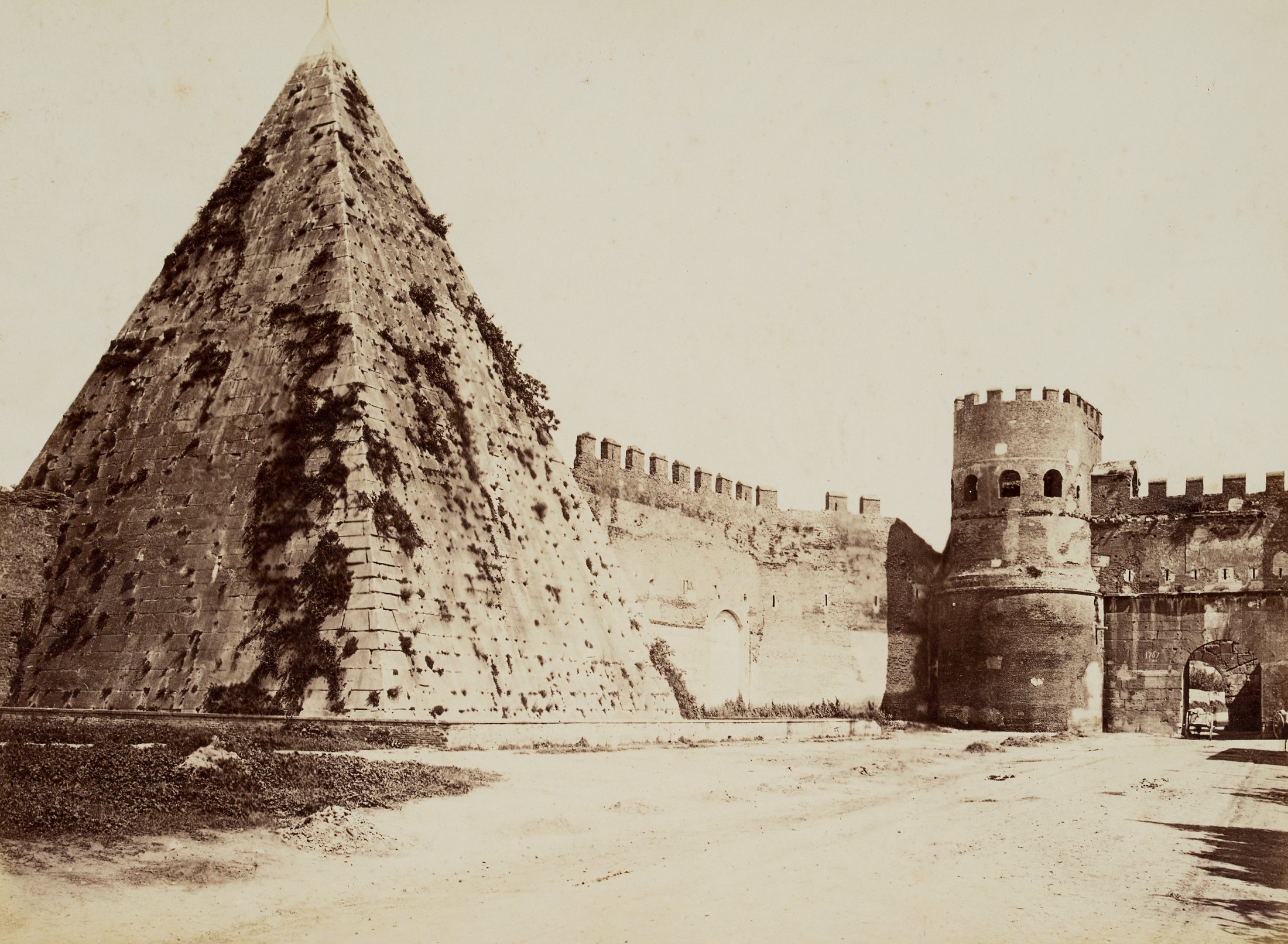 Ansicht der Cestius-Pyramide mit der Porta S. Paolo in Rom