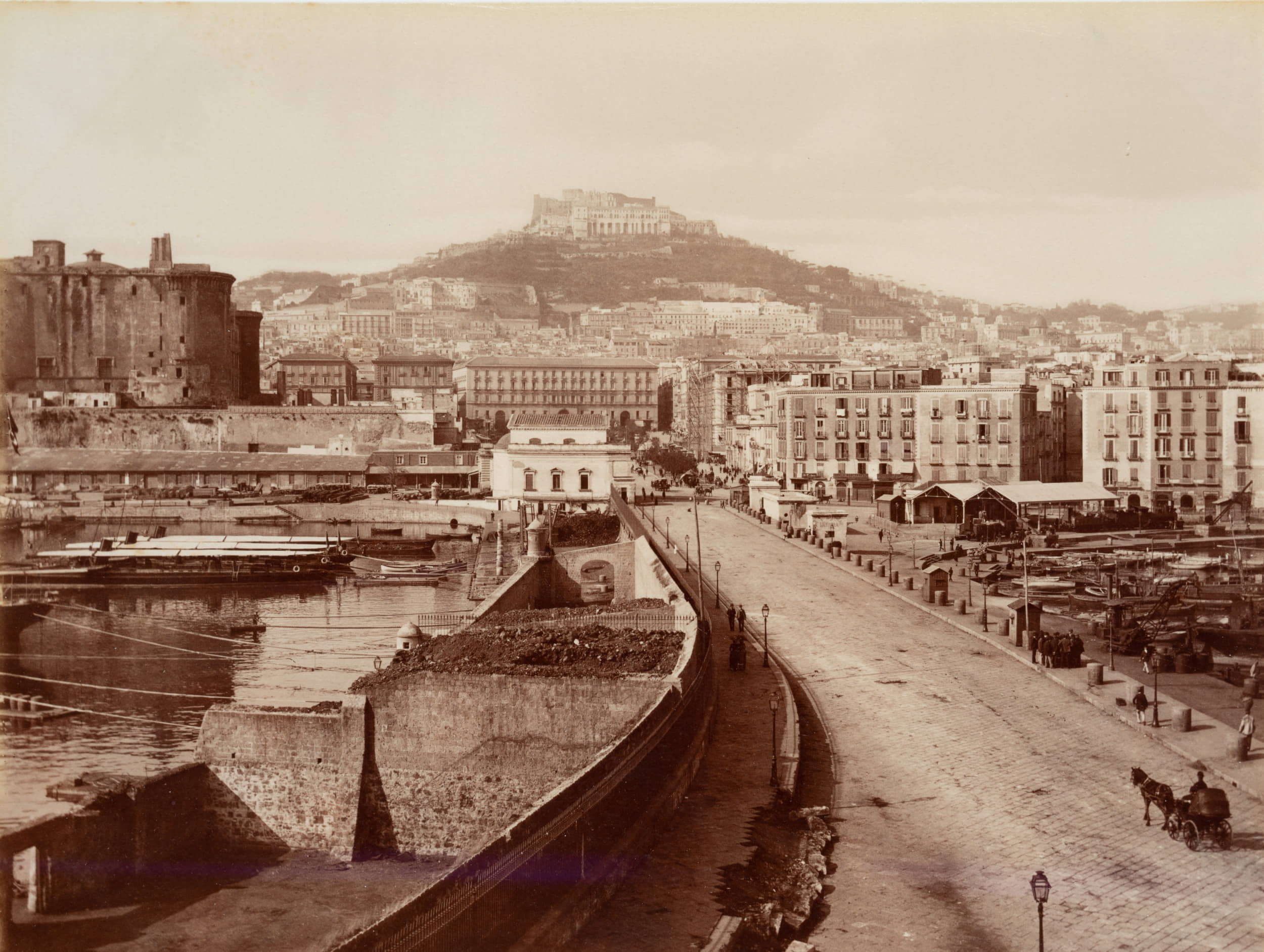 Neapel mit Blick auf Hafen und Castel Nuovo