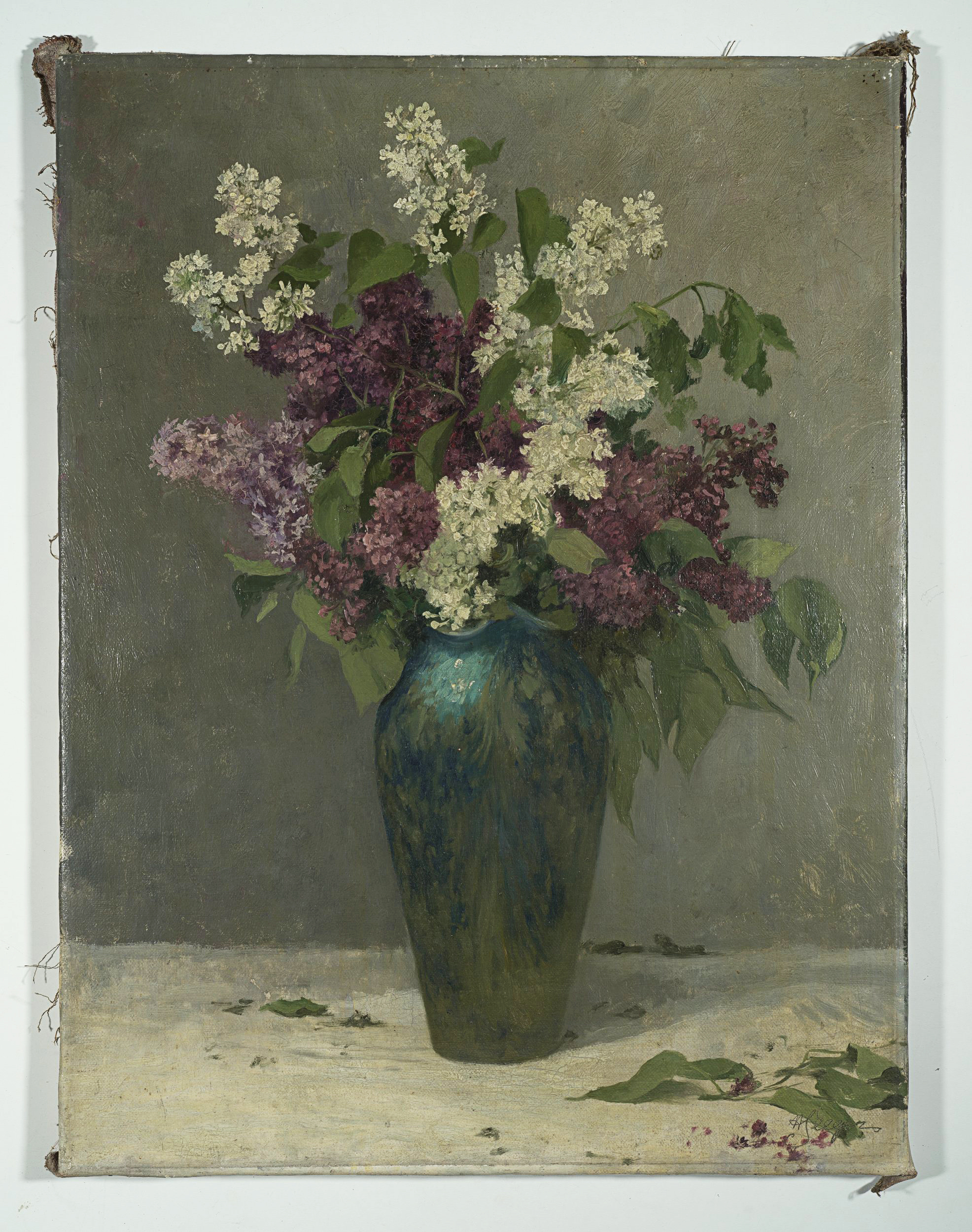 Fliederstrauß in grüner Vase
