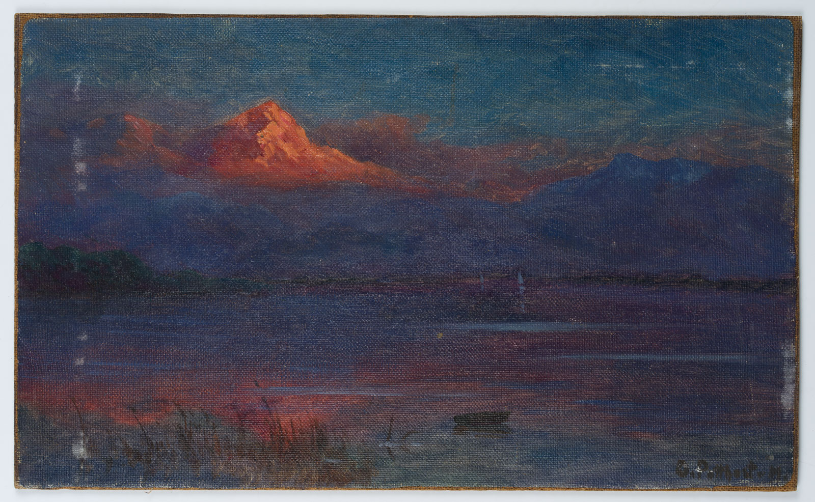 Blick über See mit Abendröte vor Gebirgskulisse