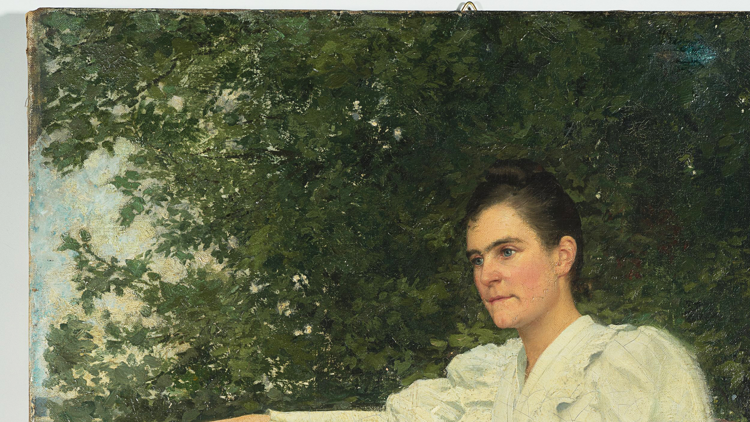 Dame auf Gartenbank
