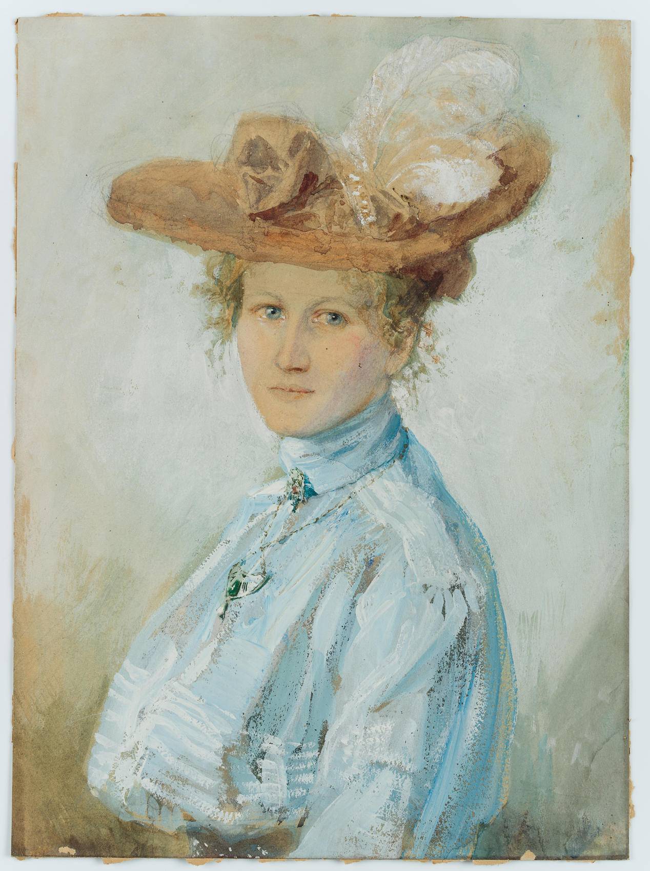 Junge Frau mit Federhut