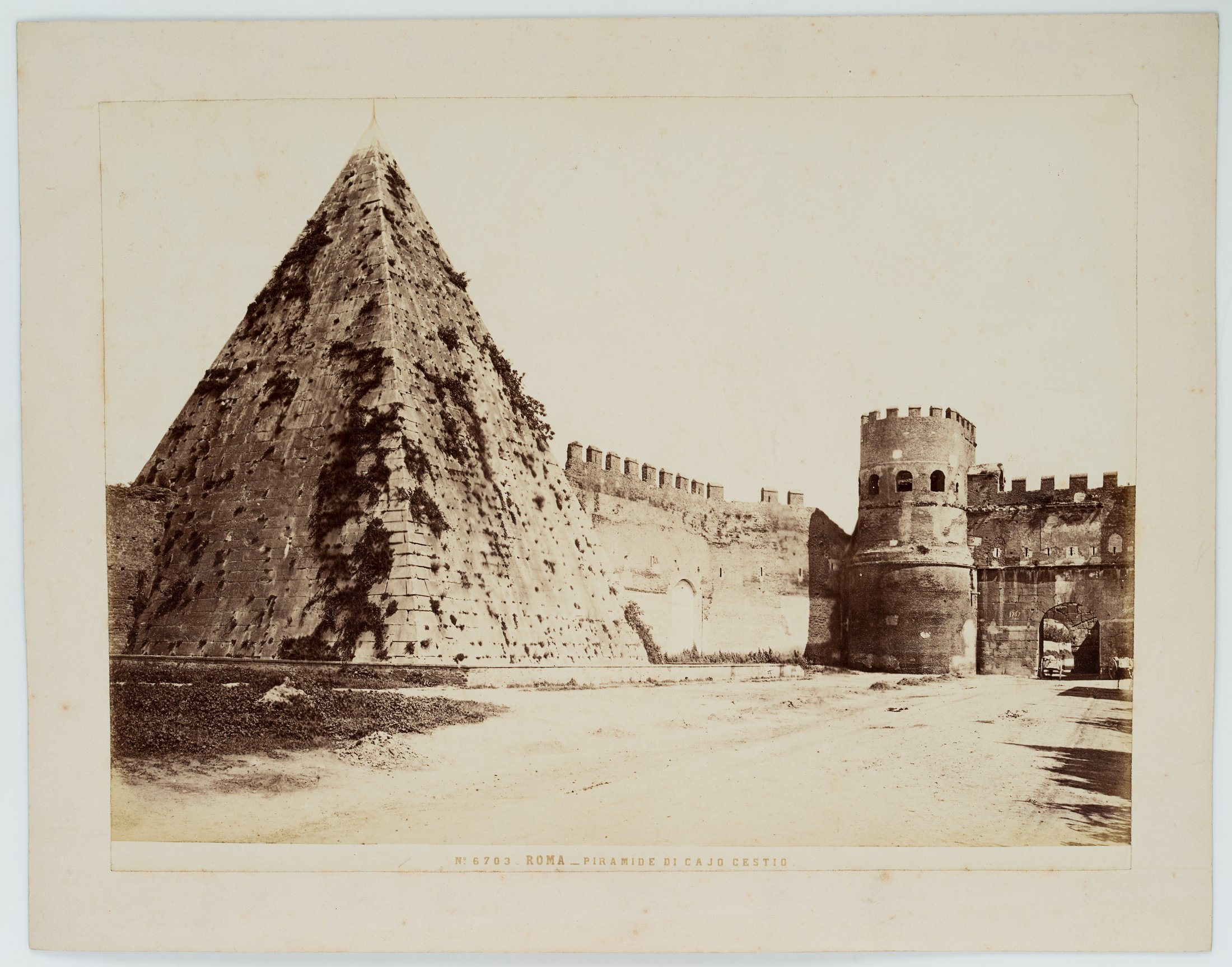 Ansicht der Cestius-Pyramide mit der Porta S. Paolo in Rom