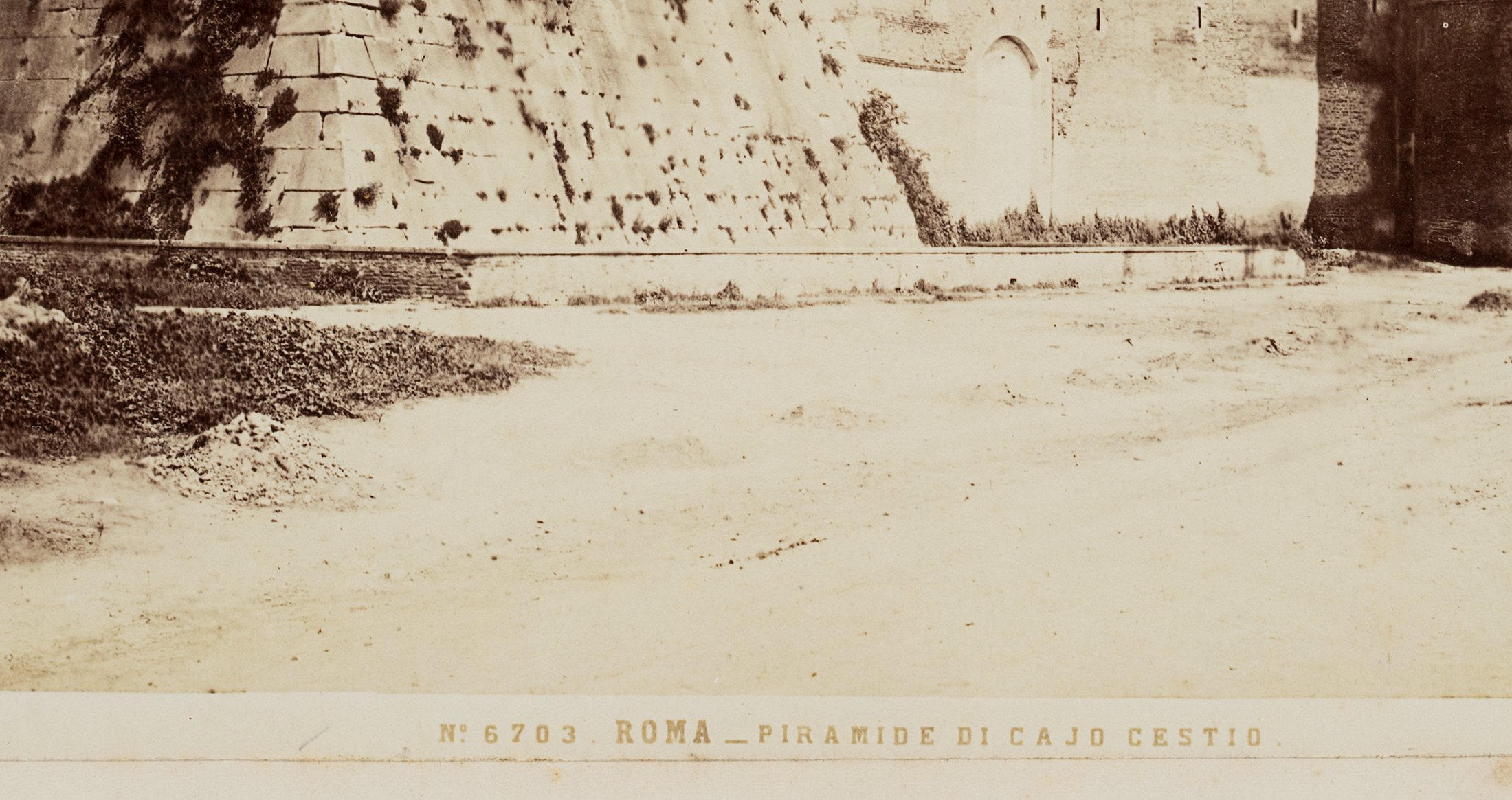 Ansicht der Cestius-Pyramide mit der Porta S. Paolo in Rom