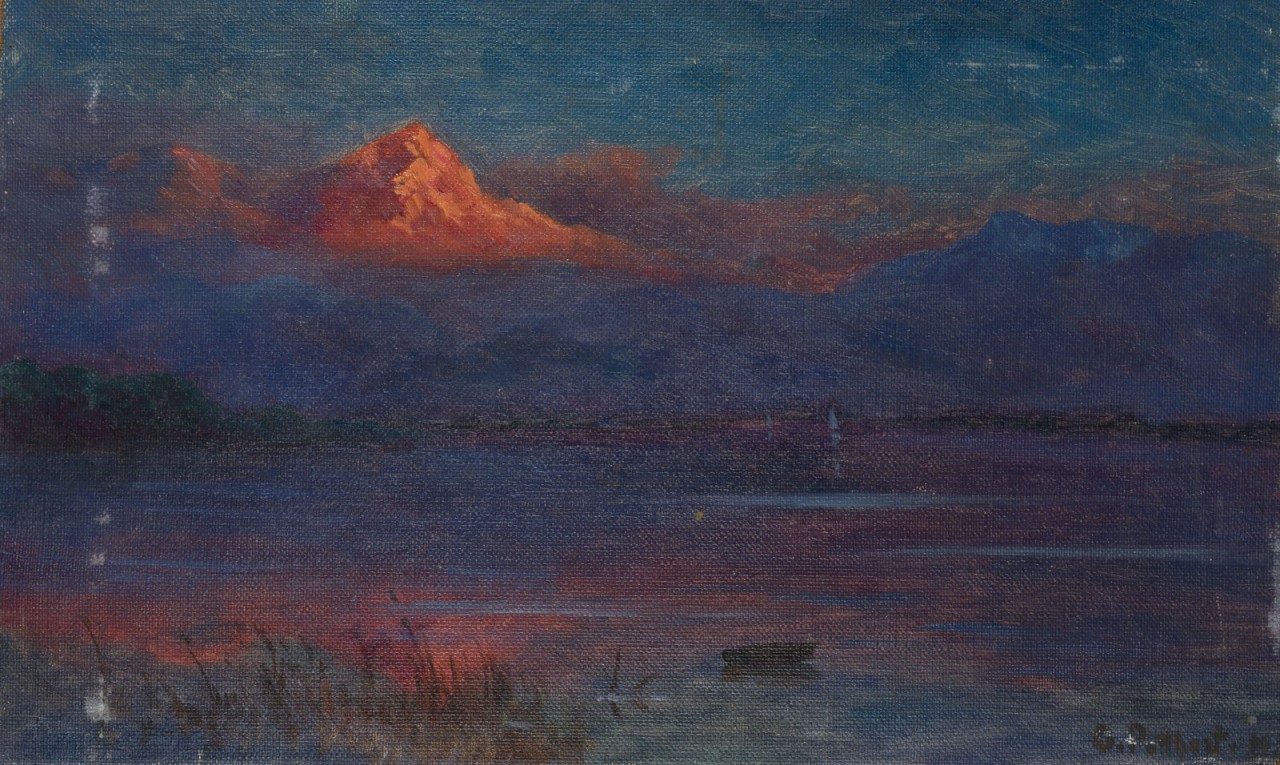 Blick über See mit Abendröte vor Gebirgskulisse