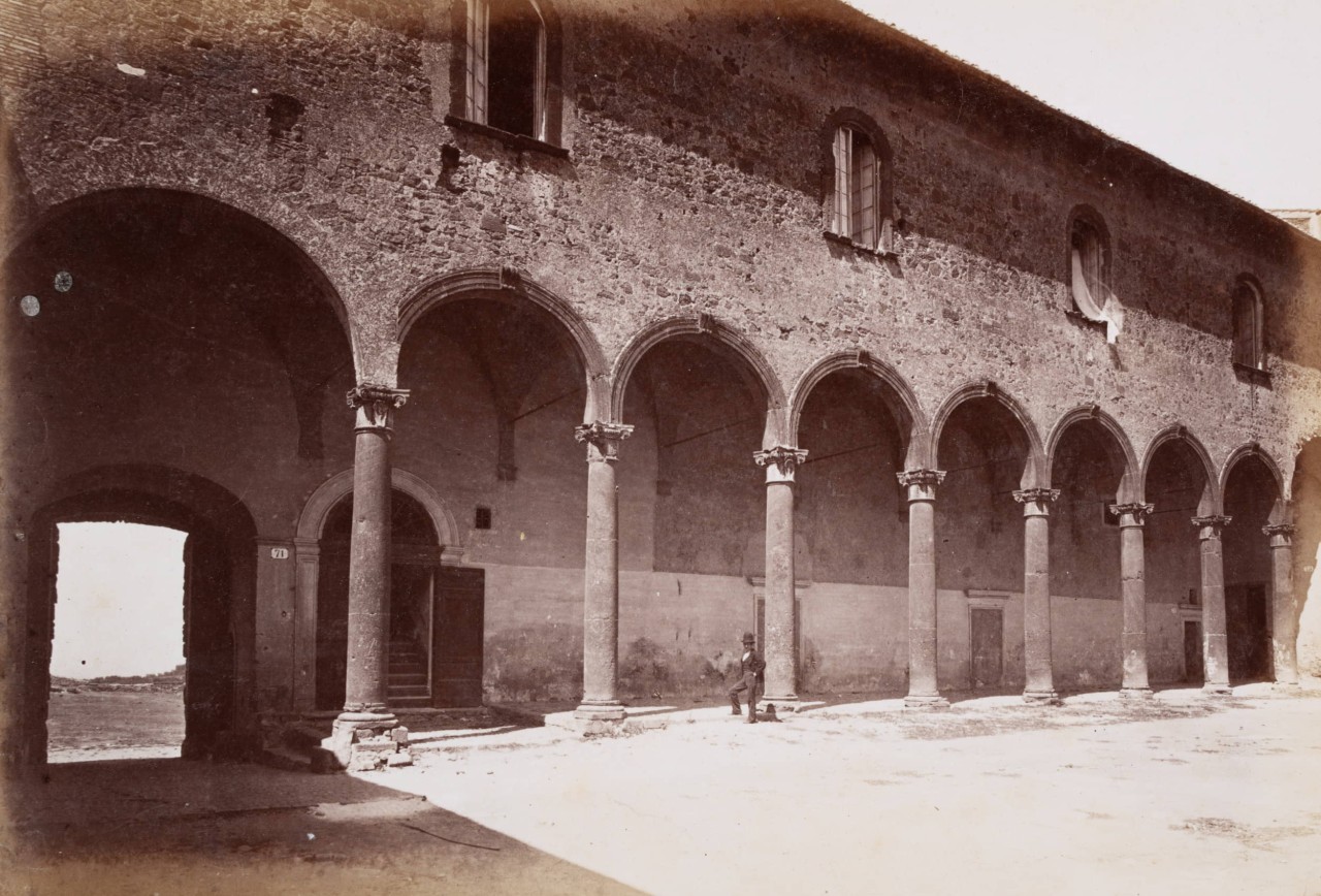 Klosterhof in Grottaferrata mit Säulengang
