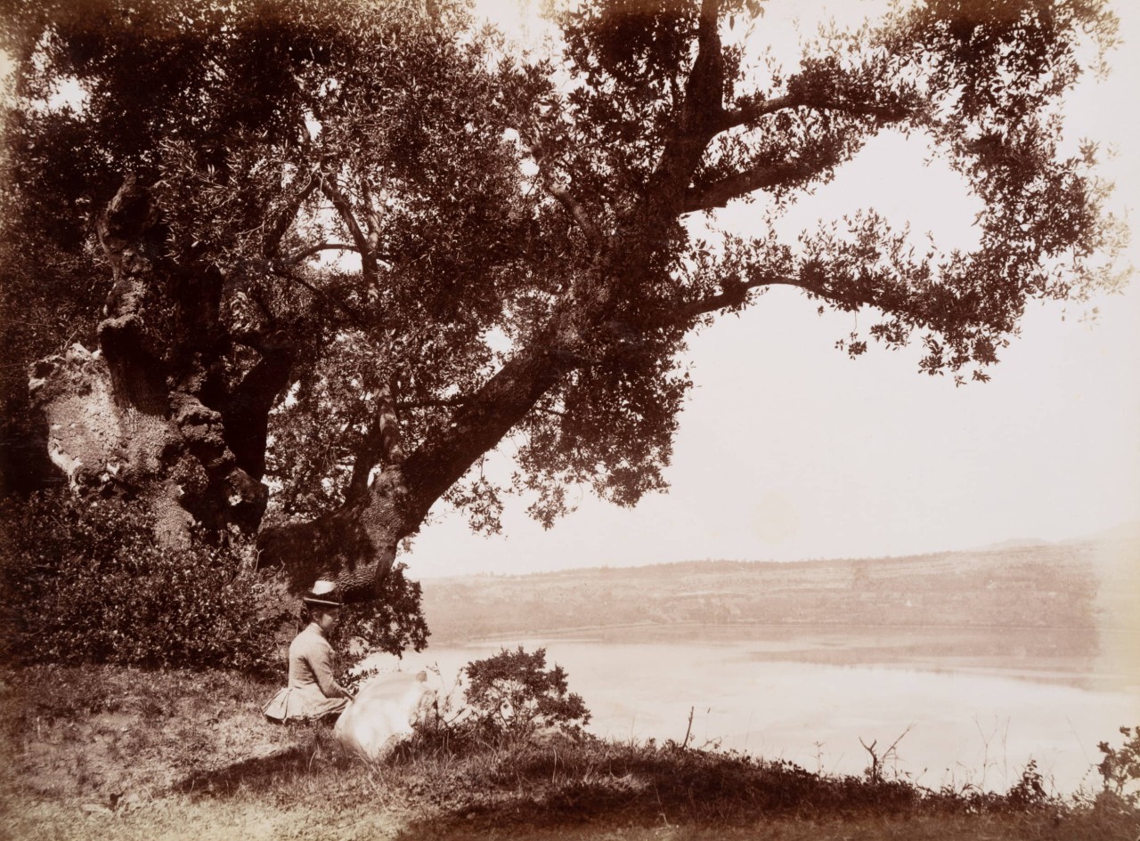 Dame am Albaner See mit Sonnenschirm