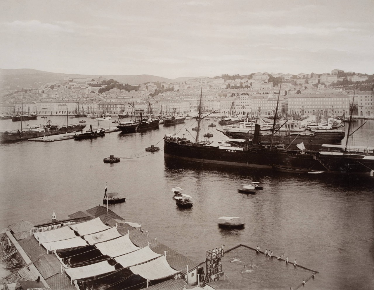 Hafen von Trieste mit großen Schiffen